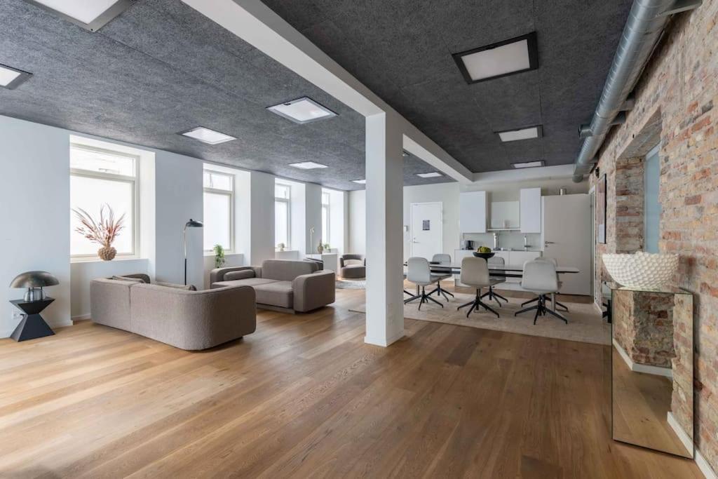 Spacious Double-apartment For 10 In Cph Center * Копенгаген